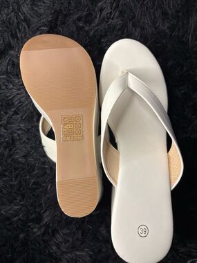 Women’s Sandals - White Flip Flops